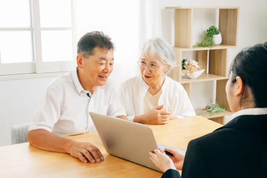 担当者と話す高齢のご夫婦
